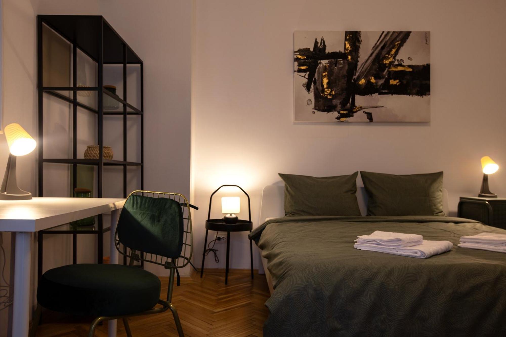 Ultracentral Hong Kong 3 Bdrm Apartment Букурещ Екстериор снимка