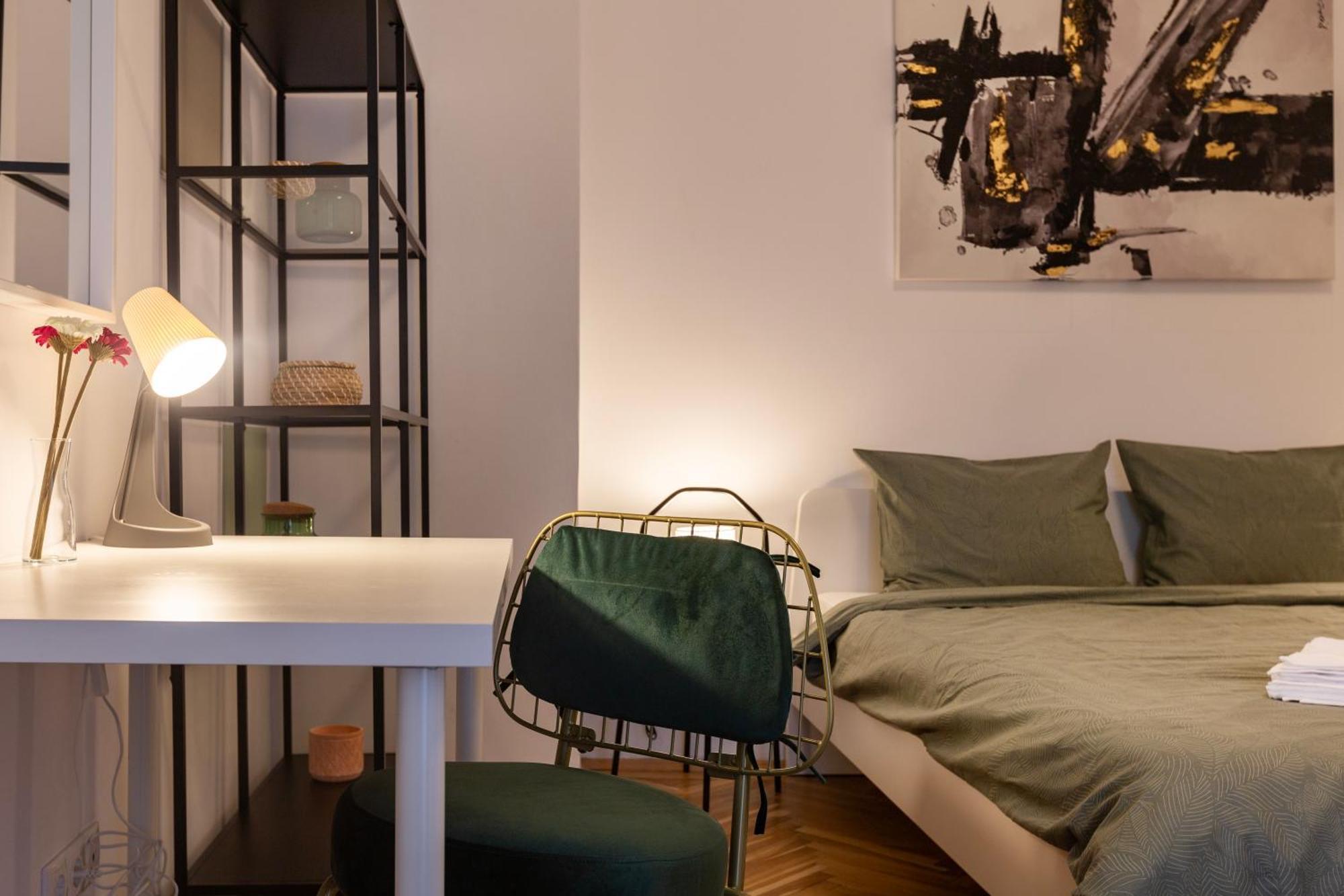 Ultracentral Hong Kong 3 Bdrm Apartment Букурещ Екстериор снимка